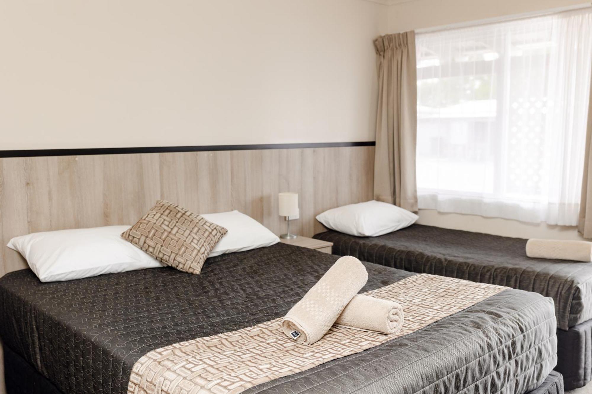 Starline Motor Inn Miles Exterior photo