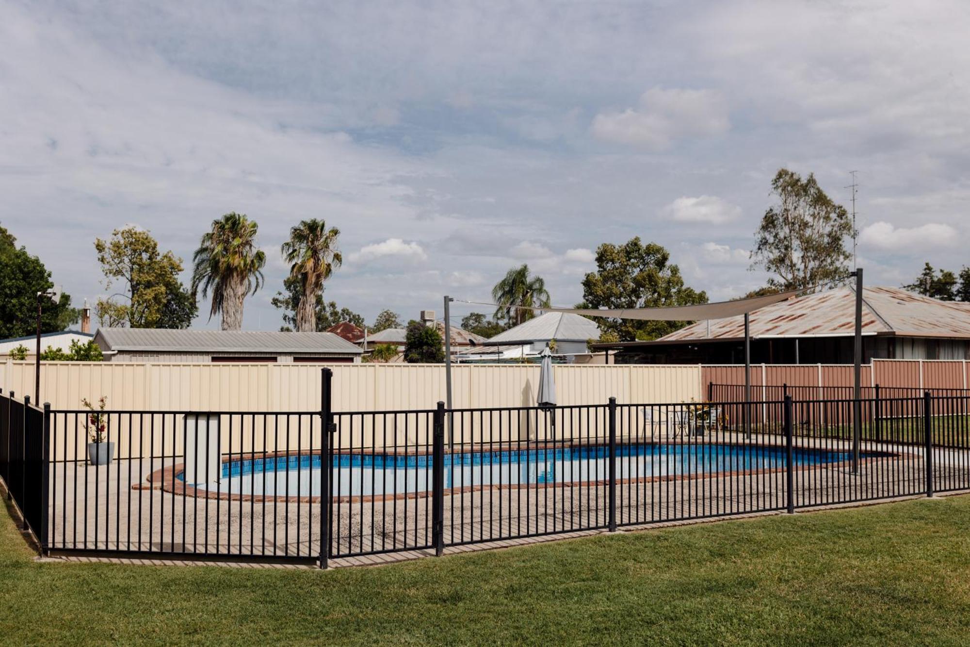 Starline Motor Inn Miles Exterior photo
